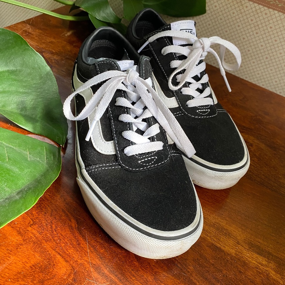 Vans Classic Old Skool Black and white Skate Shoe size US women's 7.5